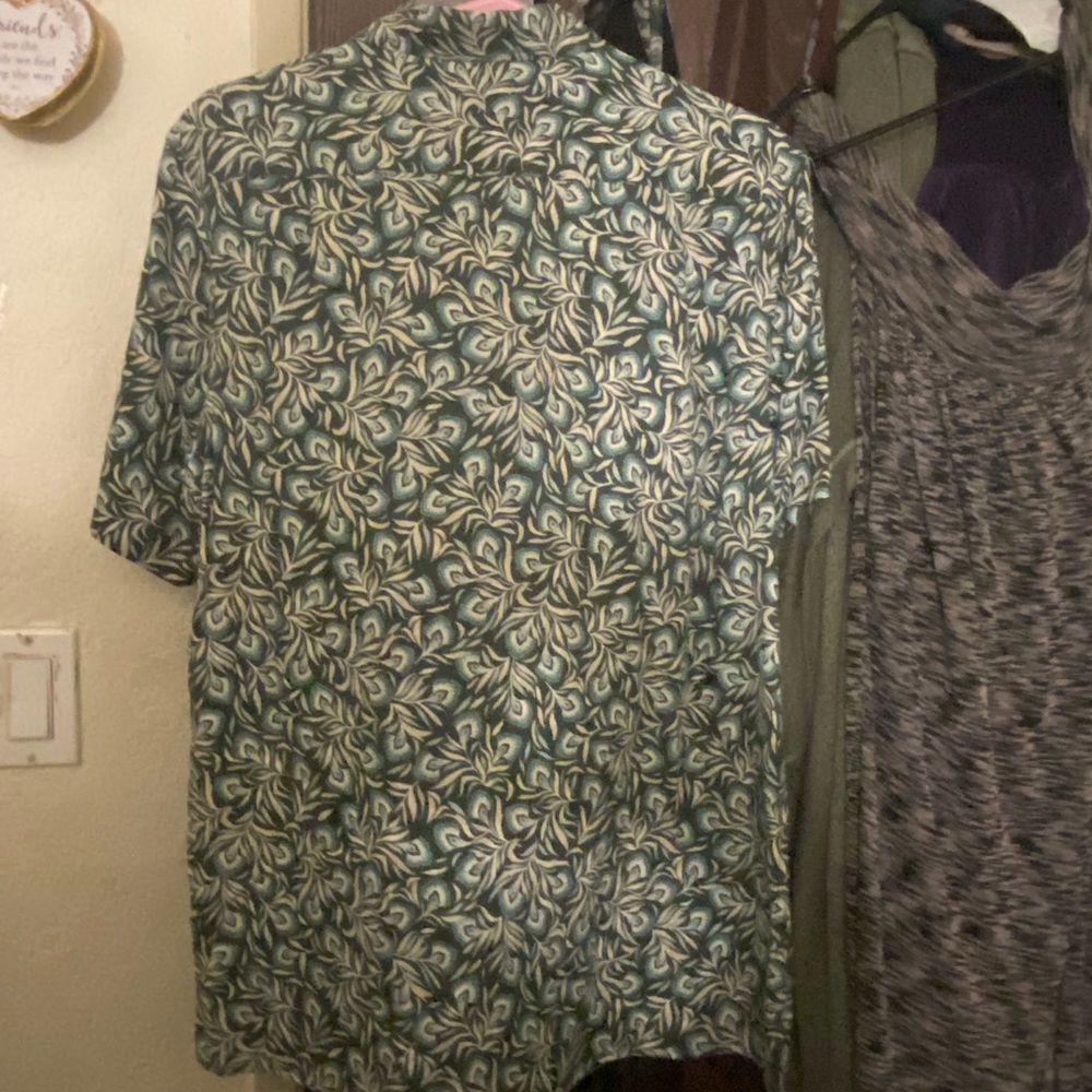 Men’s Isaac Elba Island silk woven button down. Purchased in Hawaii